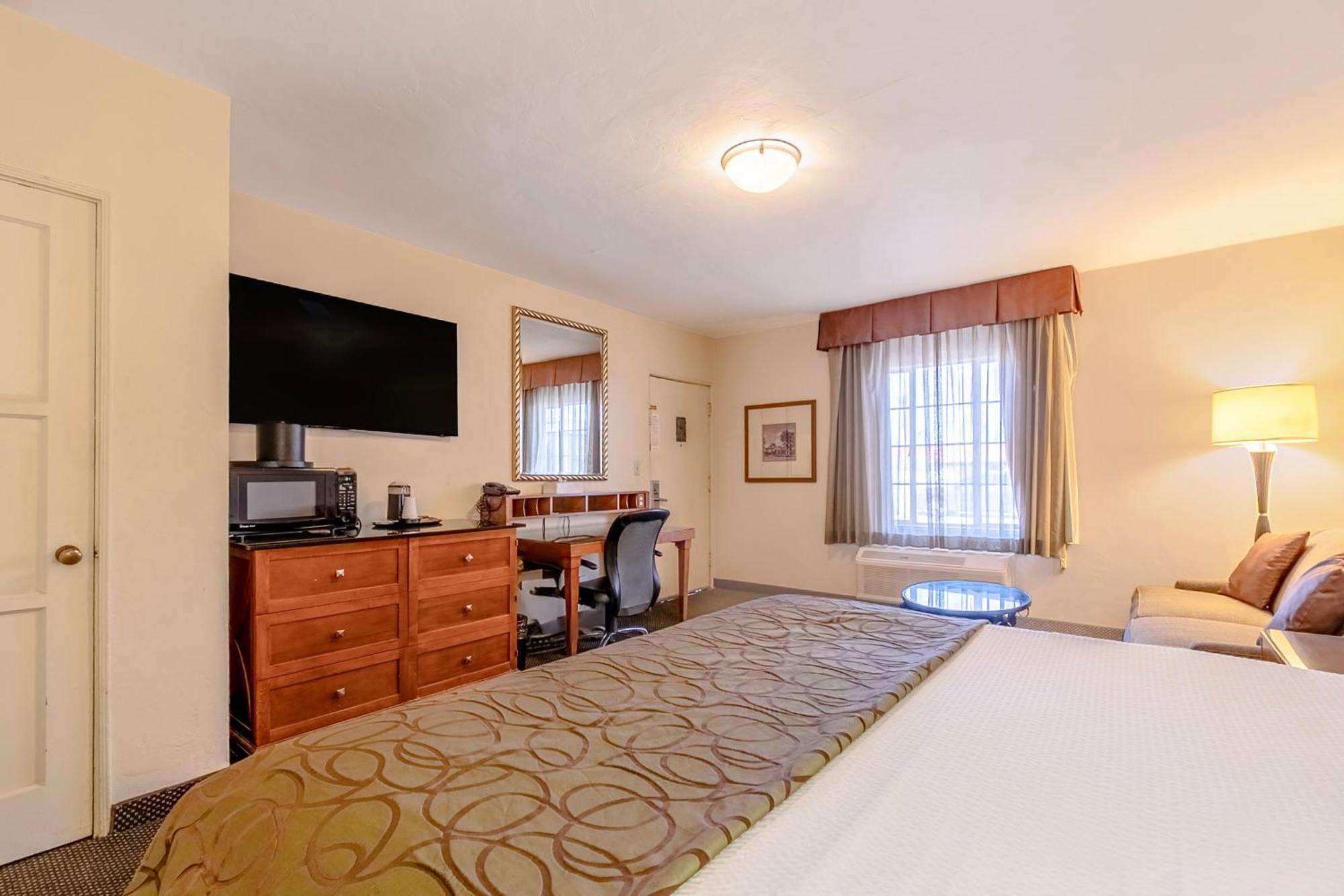 Executive Suite-Non-Smoking,1722927100:JPEG